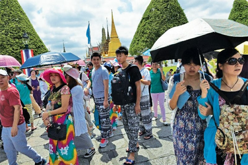 Die Wirtschaftsabteilung des Ministeriums für Tourismus und Sport berichtete, dass die Zahl der chinesischen Touristen in Thailand letzte Woche im Vergleich zur Vorwoche um 75.093 gesunken sei.<br /> Das Ministerium sagte, Thailand habe letzte Woche 497.966 ausländische Touristen empfangen. Das waren 54.453 oder 9,86 % weniger als in der Vorwoche. Die Zahl ausländischer Touristen im Land ging zurück, insbesondere chinesische Touristen. Dies ist wahrscheinlich auf den chinesischen Feiertag „Goldene Woche“ vom 1. bis 7. Oktober zurückzuführen. Die Wirtschaftsabteilung des Ministeriums für Tourismus und Sport berichtete, dass die Zahl der chinesischen Touristen in Thailand letzte Woche im Vergleich zur Vorwoche um 75.093 gesunken sei. Das Ministerium sagte, Thailand habe letzte Woche 497.966 ausländische Touristen empfangen. Das waren 54.453 oder 9,86 % weniger als in der Vorwoche. Die Zahl ausländischer Touristen im Land ging zurück, insbesondere chinesische Touristen. Dies ist wahrscheinlich auf den chinesischen Feiertag „Goldene Woche“ vom 1. bis 7. Oktober zurückzuführen.