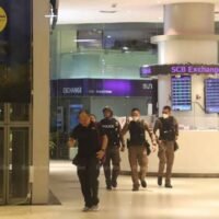 Oppositionsabgeordnete haben am Mittwoch mehrere Vorschläge zur öffentlichen Sicherheit vorgelegt, um eine Wiederholung der Schießerei im Einkaufszentrum Siam Paragon zu verhindern, bei der am Dienstag zwei Menschen getötet und fünf weitere verletzt wurden. Zu den Vorschlägen gehörte die beschleunigte Implementierung eines Mobilfunk-Warnsystems zur Verbesserung der öffentlichen Sicherheit, sagte Parit Wacharasindhu, Listenabgeordneter der größten Oppositionspartei Move Forward, nach einer Sitzung des Repräsentantenhauses am Mittwoch.