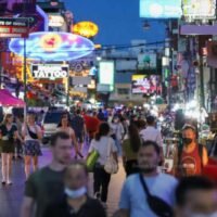 Es sei grundsätzlich eine Einigung darüber erzielt worden, dass das Innenministerium eine Ministerverordnung ausarbeiten soll, die Kriterien für Gebiete mit touristischem Potenzial festlegt, um eine Genehmigung für die Verlängerung der Betriebszeiten von Nachtunterhaltungsstätten bis 4 Uhr morgens zu erhalten, sagte Ministeriumssprecherin Traisuree Taisaranakul heute am Donnerstag.