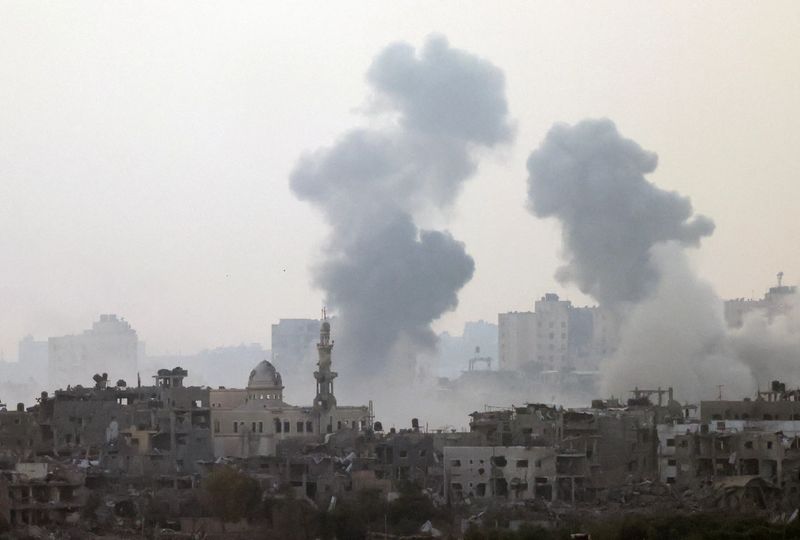 Der israelische Ministerpräsident Benjamin Netanjahu teilte der Nation am Samstagabend mit, dass das Militär eine „zweite Phase“ im Krieg gegen die Hamas eingeleitet habe, indem es Bodentruppen in den Gazastreifen entsendet und die Angriffe vom Boden, aus der Luft und von See aus ausgeweitet habe. Der israelische Ministerpräsident Benjamin Netanjahu teilte der Nation am Samstagabend mit, dass das Militär eine „zweite Phase“ im Krieg gegen die Hamas eingeleitet habe, indem es Bodentruppen in den Gazastreifen entsendet und die Angriffe vom Boden, aus der Luft und von See aus ausgeweitet habe.
