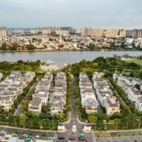 Wie aus einem Bericht der Foreign Investment Agency (FIA) hervorgeht, beliefen sich die in Vietnam in den ersten zehn Monaten dieses Jahres registrierten neuen Auslandsinvestitionen auf über 15,29 Milliarden US-Dollar, ein Anstieg von 54 % gegenüber dem Vorjahr und ein Rekordhoch. Innerhalb von zehn Monaten wurden bis zu 2.608 neu aus dem Ausland investierte Projekte lizenziert, was einem Anstieg von 66 % gegenüber dem Vorjahreszeitraum entspricht.