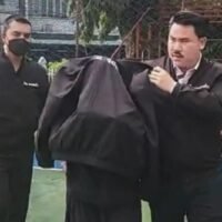 Eine Thailänderin wandte sich an einen Social-Media Influencer und bat ihn um Hilfe, nachdem ihr Ehemann , ein Polizist , sie körperlich angegriffen und in eine Gruppenvergewaltigungsszene gezwungen hatte.