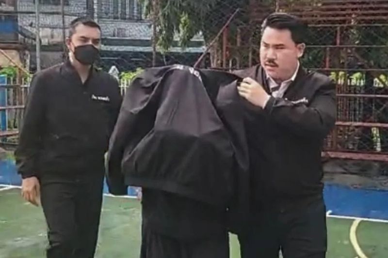 Eine Thailänderin wandte sich an einen Social-Media Influencer und bat ihn um Hilfe, nachdem ihr Ehemann , ein Polizist , sie körperlich angegriffen und in eine Gruppenvergewaltigungsszene gezwungen hatte. Eine Thailänderin wandte sich an einen Social-Media Influencer und bat ihn um Hilfe, nachdem ihr Ehemann , ein Polizist , sie körperlich angegriffen und in eine Gruppenvergewaltigungsszene gezwungen hatte.