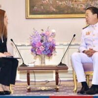 Premierminister Srettha Thavisin hat den israelischen Botschafter in Bangkok aufgefordert, für die rasche Freilassung von 16 von der Hamas entführten Thailändern zu sorgen, und gleichzeitig sein Beileid für die Verluste Israels nach dem Angriff am Samstag zum Ausdruck gebracht.