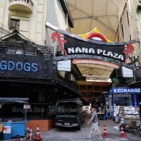 Das Innenministerium arbeitet mit verbundenen Parteien daran, geeignete Standorte als Pilotgebiete für den Plan der Regierung zu finden, um die Nachtunterhaltungsstätten bis 4 Uhr morgens geöffnet zu lassen. Der stellvertretende Premierminister und Innenminister Anutin Charnvirakul sagte am Donnerstag, dass das Innenministerium bereit sei, der neuen Verordnung von Premierminister Srettha Thavisin zu folgen,