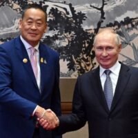 Nach Regierungserklärungen der beiden südostasiatischen Länder hat der russische Präsident Wladimir Putin Einladungen zu Besuchen in Thailand und Vietnam angenommen. Der Einmarsch Russlands in die Ukraine hat Putin in die internationale Isolation gestürzt und ihm nur noch wenige Verbündete hinterlassen. Der Internationale Strafgerichtshof hat wegen der mutmaßlichen Abschiebung Tausender ukrainischer Kinder nach Russland einen Haftbefehl gegen Putin erlassen.