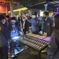 Ein berüchtigter Nachtclub im Bezirk Lam Luk Ka wurde vom Innenministerium (MOI) gestürmt und aufgelöst, weil minderjährige Besucher erlaubt waren und Drogen konsumiert wurden. Die Razzia, die gestern Abend durchgeführt wurde, alarmierte über 300 Gäste, einige warfen Drogen wie Eis, Ketamin und Happy Wormer auf den Boden. Von allen Gästen wurden 137 positiv auf Drogenkonsum getestet.