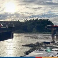 Heftiger Regen und starke Strömungen im Ping Fluss brachten die Wang-Sakaeng Brücke zum Einsturz, die Chiang Mai und Lamphun verbindet. Obwohl niemand verletzt wurde, zwang der Vorfall am Samstag um 17.30 Uhr die Einheimischen dazu, eine andere, weiter entfernte Brücke zu benutzen.
