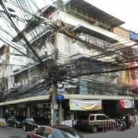 Zwei thailändische Männer, die heute Morgen versuchten, eine Telefonanschlussdose zu stehlen, erlitten ein tragisches Ende durch einen tödlichen Stromschlag. Ihre leblosen Körper wurden heute um 6 Uhr morgens neben ihrem Isuzu-Pickup in der Soi Suksawat 62, Bang Mot, Thung Khru, Bangkok entdeckt.