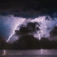 Heute am Samstag warnte das thailändische Wetteramt 43 Provinzen vor anhaltenden starken Regenfällen, die 70 % der Fläche betreffen. Bangkok wird besonders von starken Winden heimgesucht und die Gefahr von Sturzfluten ist hoch bis sehr hoch.