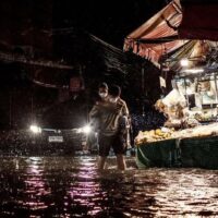 Das thailändische Wetteramt (TMD) hat heute eine Starkregenwarnung für 32 Provinzen herausgegeben, wobei in der südlichen Region starke Regenfälle erwartet werden, die 70 % der Fläche bedecken. Die Anwohner werden dringend gebeten, auf die angehäuften Niederschläge zu achten, die zu plötzlichen Überschwemmungen führen könnten.