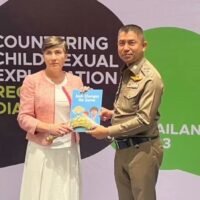 Angela Macdonald, die australische Botschafterin in Thailand , und der stellvertretende Chef der Royal Thai Police Surachate „Big Joke“ Hakparn haben sich gestern in Phuket zusammengetan , um am regionalen Dialog zur Bekämpfung der sexuellen Ausbeutung von Kindern in Thailand 2023 teilzunehmen.