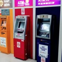 Wenn Sie als Auswanderer in Thailand leben, benötigen Sie möglicherweise ein lokales Bankkonto, um Ihre Finanzen zu regeln. Egal, ob Sie Ihren Ruhestand verbringen, ein Unternehmen leiten , eine Villa vermieten oder in Thailand arbeiten, ein lokales Bankkonto kann Ihr Leben erheblich einfacher machen und Ihnen sogar dabei helfen, Geld zu sparen.