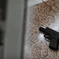 Gerade als Thailand den ersten Jahrestag seines schlimmsten Massenmordes aller Zeiten begehen sollte, ertönten im Herzen von Bangkoks Top Luxus Einkaufszentrum Schüsse. Der Amoklauf vom Dienstag ist ein Beweis dafür, dass Regierungsbehörden trotz der Lehren aus dem Massaker in der Provinz Nong Bua Lamphu im vergangenen Jahr weiterhin machtlos sind, tödliche Waffengewalt zu verhindern.