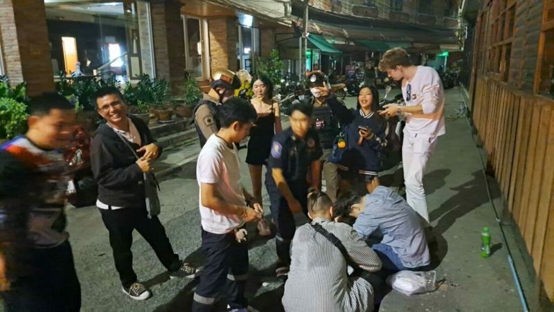 In Pattaya ereignete sich ein schockierender Vorfall, als ein junger Taxifahrer Chaos auf die Straßen brachte, indem er Touristen mit einer Schusswaffe bedrohte.<br /> Ein Mann hatte sein Taxi willkürlich in der Pattaya Soi 15, in der Nähe der Walking Street, geparkt und begann, russische Touristen verbal zu beschimpfen. Er zeigte sogar seine Waffe und versuchte, sie zu erschrecken. Doch anstatt das gewünschte Ergebnis zu erzielen, wehrte sich einer der Touristen, was letztendlich zu Verletzungen des Taxifahrers führte. In Pattaya ereignete sich ein schockierender Vorfall, als ein junger Taxifahrer Chaos auf die Straßen brachte, indem er Touristen mit einer Schusswaffe bedrohte. Ein Mann hatte sein Taxi willkürlich in der Pattaya Soi 15, in der Nähe der Walking Street, geparkt und begann, russische Touristen verbal zu beschimpfen. Er zeigte sogar seine Waffe und versuchte, sie zu erschrecken. Doch anstatt das gewünschte Ergebnis zu erzielen, wehrte sich einer der Touristen, was letztendlich zu Verletzungen des Taxifahrers führte.