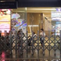 Die Schießerei im Siam Paragon in Bangkok am Dienstag offenbarte eine Regelungslücke bei der Unterstützung von Touristen, die von Vorfällen in Thailand betroffen waren. Der Foreign Tourists Assistance Fund wurde von der vorherigen Regierung aufgelöst und es wurde keine weitere dauerhafte Finanzierungsquelle geschaffen, um Touristen im Falle von Verletzungen oder Todesfällen zu entschädigen.