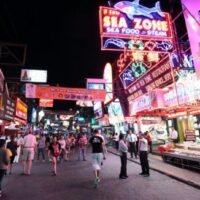Touristen machen sich auf den Weg durch die Walking Street in Pattaya. Herr Sanpech sagte, dass Hotels in Pattaya und der östlichen Region zuvor in dieser Hochsaison Zimmer zum gleichen Preis wie 2019 verkaufen wollten, nachdem sich der internationale Tourismus kräftig erholt hatte.