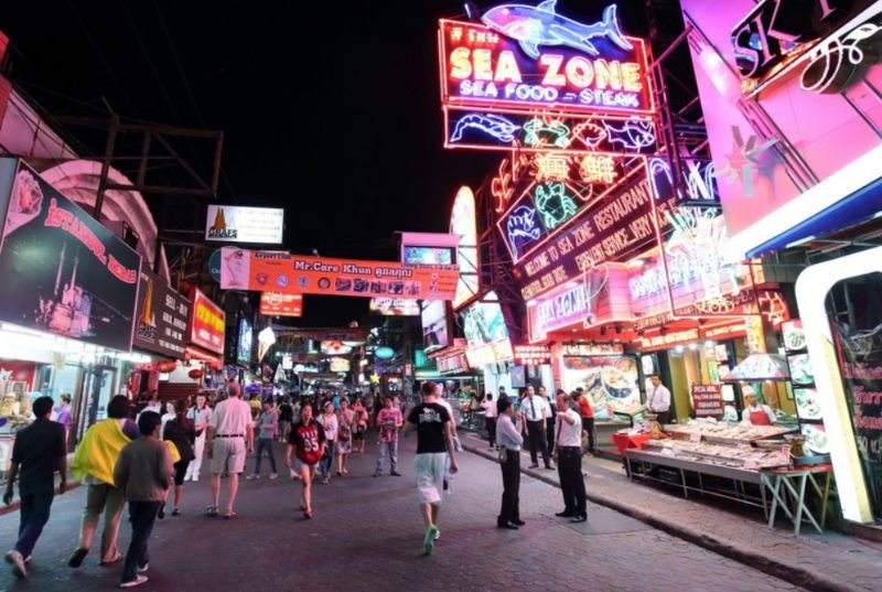 Touristen machen sich auf den Weg durch die Walking Street in Pattaya. Herr Sanpech sagte, dass Hotels in Pattaya und der östlichen Region zuvor in dieser Hochsaison Zimmer zum gleichen Preis wie 2019 verkaufen wollten, nachdem sich der internationale Tourismus kräftig erholt hatte.