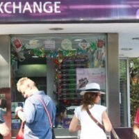 Die thailändische Währung schwächte sich am Dienstag auf 37,14 gegenüber dem US-Dollar ab, den niedrigsten Stand seit November 2022. Der jüngste Einbruch des Goldpreises, der innerhalb einer Woche etwa 5 % oder 7,45 US-Dollar pro Unze an Wert verlor, stimulierte die Nachfrage nach Dollar zum Kauf des Metalls, was zu einer weiteren Abwertung der thailändischen Währung führte.
