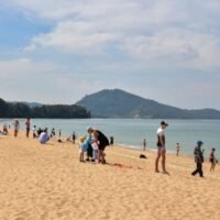 Der Russland Visa Deal stößt auf gemischte Resonanz. Die Aufenthaltsdauer von Touristen wurde auf 90 Tage erhöht Tourismusunternehmen haben unterschiedliche Ansichten über die vom Kabinett beschlossene Verlängerung der Aufenthaltsdauer für russische Touristen, da einige über einen möglichen Zustrom illegaler Arbeitskräfte besorgt sind, während diejenigen im Süden glauben, dass die Politik zu einem Anstieg der Ausgaben führen wird.