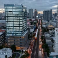 UHG, ein bekannter Entwickler von Hotels und Büros, hat Pläne angekündigt, 3,1 Milliarden Baht (83.919.883 US-Dollar) in den Bau von zwei neuen Hotels in Ramkhamhaeng und Phaya Thai zu investieren . Die Investition unterstützt die Strategie von UHG, das Potenzial dieser Gebiete zu nutzen und der hohen Nachfrage der nahegelegenen Hotels gerecht zu werden.