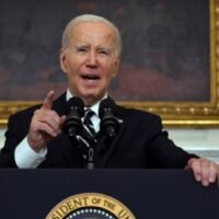 Präsident Joe Biden befahl am Sonntag als Zeichen der Unterstützung US-Schiffen und Kampfflugzeugen, sich Israel anzunähern, während er nach den Angriffen der militanten palästinensischen Gruppe Hamas neue Militärhilfe schickte.