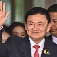 Weniger als zwei Monate nach der Machtübernahme scheint Premierminister Srettha Thavisin , gemessen an den Menschen um ihn herum, im Schatten der Familie Shinawatra zu stehen. Ein großer Teil seiner offiziellen und inoffiziellen Berater, Regierungsvertreter und Kabinettskollegen sind Shinawatra Loyalisten, Freunde, politische Verbündete, Schwiegereltern oder sogar Familienmitglieder.