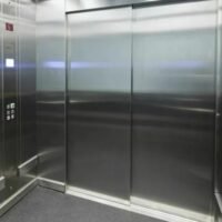 Das schreckliche Erlebnis einer jungen Thailänderin, allein in einem ständig auf und ab fahrenden Aufzug gefangen zu sein , hat sich im Internet viral verbreitet. Die Tortur, die von einem TikTok-Benutzer namens @dreamiiqueen erzählt wurde, führte dazu, dass der Aufzug an einem nicht ausgewählten, im Bau befindlichen Stockwerk anhielt, was sie in einen tiefen Schock versetzte.