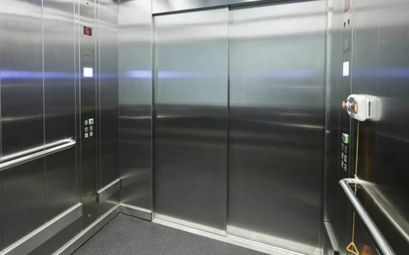 Das schreckliche Erlebnis einer jungen Thailänderin, allein in einem ständig auf und ab fahrenden Aufzug gefangen zu sein , hat sich im Internet viral verbreitet. Die Tortur, die von einem TikTok-Benutzer namens @dreamiiqueen erzählt wurde, führte dazu, dass der Aufzug an einem nicht ausgewählten, im Bau befindlichen Stockwerk anhielt, was sie in einen tiefen Schock versetzte.