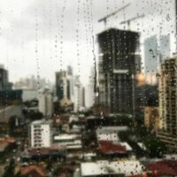 Das Thailand Meteorological Department (TMD) warnte vor anhaltenden starken Regenfällen in 54 Provinzen, vor allem in der nördlichen Region. Das Ministerium geht davon aus, dass es auf 80 % des nördlichen Territoriums zu heftigen Regenfällen kommen wird, wodurch die Gefahr von Sturzfluten besteht.