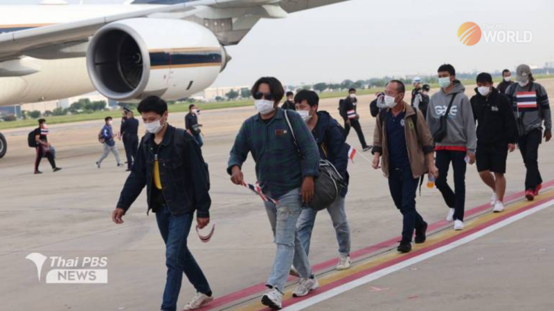 Eine vierte Gruppe von 130 Thailändern traf heute Morgen (Montag) mit einem Airbus 340 - 500 der Royal Thai Force aus Israel am Flughafen Don Mueang in Bangkok ein.<br /> Die 127 Männer, zwei Frauen und ein fünfjähriges Mädchen durchliefen am Flughafen Einwanderungs- und medizinische Untersuchungen, bevor sie zur körperlichen Untersuchung zum Bamrasnaradura Infectious Disease Institute gebracht wurden. Anschließend dürfen sie in ihre Heimatprovinzen zurückkehren. Eine vierte Gruppe von 130 Thailändern traf heute Morgen (Montag) mit einem Airbus 340 - 500 der Royal Thai Force aus Israel am Flughafen Don Mueang in Bangkok ein. Die 127 Männer, zwei Frauen und ein fünfjähriges Mädchen durchliefen am Flughafen Einwanderungs- und medizinische Untersuchungen, bevor sie zur körperlichen Untersuchung zum Bamrasnaradura Infectious Disease Institute gebracht wurden. Anschließend dürfen sie in ihre Heimatprovinzen zurückkehren.