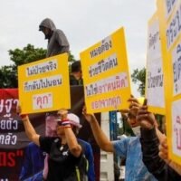 Ein dutzend politische Aktivisten drängten gestern (31. Oktober) die Regierung, den faktischen Pheu Thai Chef und „kränklichen“ Häftling Thaksin Shinawatra aus dem Krankenhaus ins Gefängnis zurückzubringen. Die Straßendemonstranten, angeführt vom sogenannten Students' & People's Network For Thailand Reform, versammelten sich friedlich vor dem Regierungsgebäude und forderten die von der Pheu Thai Regierung geführte Regierung auf, Thaksin vom Polizeikrankenhaus, wo er wegen „Krankheiten“ eingeliefert wurde, zurück in das Untersuchungsgefängnis Bangkok zu bringen ”