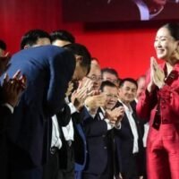 Wie viele Premierminister hat Thailand? Diese Frage wird durch die vielgepriesene Handlung von Srettha Thavisin dramatisiert, die Paetongtarn Shinawatra unmittelbar nach ihrer Ernennung zur neuen Vorsitzenden der Pheu Thai Partei die Hand zu küssen schien, eine Szene, die wie das Ende eines Films aussieht, der auf eine Fortsetzung hinweist.