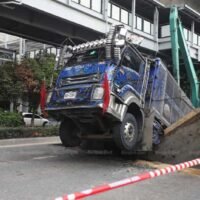 Der Besitzer eines Lastwagens, der am Mittwoch in Bangkok einen Straßenabschnitt zum Einsturz brachte, betonte, sein sternförmiger Aufkleber sei kein Zeichen dafür, dass die Verkehrspolizei Bestechungsgelder erhalten habe, um ihn gefährlich überladen auf der Straße fahren zu lassen.