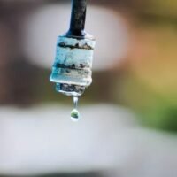 Hunderte Dorfbewohner in einem ausgedörrten Viertel von Kalasin kaufen buchstäblich frisches Wasser, um es sparsam zu trinken und im Alltag zu verwenden. Laut Or Bor Tor kaufen schätzungsweise 350 Dorfbewohner, darunter ältere Menschen und Kinder, im Unterbezirk Samran des Bezirks Sam Chai in der nordöstlichen Provinz buchstäblich frisches Wasser von vorbeikommenden Händlern, da nach Ablauf der Regenzeit derzeit kein natürliches Wasser für den täglichen Verbrauch verfügbar ist, sagt Pithak Boonlah, ein Mitglied der Gemeinde.