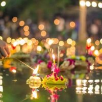 Die Provinzpolizei von Phuket hat eindringlich an die geltenden Verbote für die bevorstehenden Feierlichkeiten zum Loy Krathong Fest erinnert . Diese Vorschriften , die ursprünglich von der Polizei der Region 8 am Montag, dem 20. November, angekündigt wurden, wurden vom Polizeikommandanten der Region 8, Generalleutnant Surapong Thanomjit, mitgeteilt.