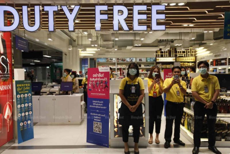 Die Regierung hat eine Studie initiiert, die darauf abzielt, Thailand in ein Duty Free Paradies zu verwandeln, ein entscheidender Schritt bei der Positionierung des Landes als erstklassiges Tourismus- und Einkaufszentrum.
Die Maßnahme umfasst die Einstellung der Einrichtung von Duty Free Shops bei der Ankunft, um Touristen zu mehr Einkäufen im Land zu ermutigen.