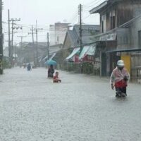 Der Generaldirektor des Ministeriums für Katastrophenvorsorge und -minderung, Chaiwat Junthirapong, warnte die Dorfbewohner in Songkhla, Phatthalung, Pattani, Yala und Narathiwat, sich vor drohenden sintflutartigen Regenfällen und Sturzfluten in Acht zu nehmen, da für die aktuelle Monsunzeit zwischen dem 25. und 30. November starke Regenfälle vorhergesagt werden.