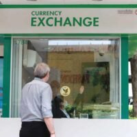 Der Baht schwächte sich am Montag auf unter 36 gegenüber dem Dollar ab, da nach der Ankündigung der Regierung zu ihrem digitalen Geldbörsenprogramm am Freitag erneut Bedenken hinsichtlich der Haushaltsdisziplin Thailands aufkamen, was laut Analysten zu Abflüssen aus den thailändischen Anleihen- und Aktienmärkten führte.