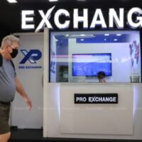 Der Baht wurde gestern am Montag auf einem Zweimonatshoch gehandelt und wird voraussichtlich bis zum Jahresende stark bleiben, da der Markt darüber nachdenkt, ob die Federal Reserve die Zinssätze im Jahr 2024 früher als bisher prognostiziert senken könnte, sagen Analysten. Das Kasikorn Research Center (K-Research) sagte, dass der Baht am Montagmorgen in einer Spanne von 35,45 bis 35,47 zum Dollar gehandelt wurde und sich damit von einem Zweimonatshoch von 35,41 Baht am vergangenen Freitag erholte.