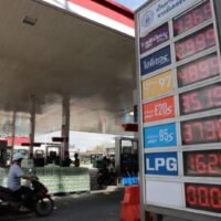 Das Energieministerium verspricht, gegen Öleinzelhändler vorzugehen, die den Kraftstoff illegal lagern, nachdem es Beschwerden darüber gab, dass Öl an Tankstellen ausverkauft sei, nachdem der Staat die Preise für Gasohol 91 und Gasohol 95 gesenkt hatte. Am Morgen des 7. November begannen Tankstellen, den Preis für Gasohol 91 um 2,5 Baht pro Liter und für Gasohol 95 um 1 Baht pro Liter zu senken.