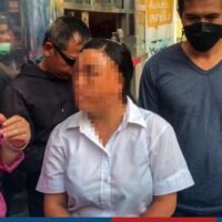 Eine Chinesin, die offenbar schwer körperlich misshandelt wurde, wurde verhaftet, weil sie vor einem Einkaufszentrum in der Gegend von Pinklao gebettelt hatte. Ihr fehlten zwei Finger und sie hatte Säureverätzungen im Gesicht erlitten. Die Polizei geht davon aus, dass sie Teil einer Menschenhändlerbande ist, da eine Überprüfung ihres Bankkontos ergab, dass jeden Monat 2 Millionen Baht über das Konto fließen.