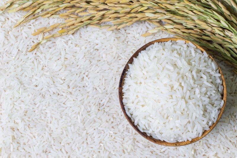 Herr Phumtham sagt, die Regierung plane, ihre Interventionspolitik auf die Reispreise während der nächsten Erntesaison zu ändern. Das Nationale Komitee für Reispolitik hat am Freitag zusätzliche Reisunterstützungsmaßnahmen im Wert von 56 Milliarden Baht für die Erntesaison 2023 / 24 genehmigt. Die Maßnahmen zielen darauf ab, die Entwicklung der Reisqualität zu unterstützen, indem den Landwirten 1.000 Baht pro Rai angeboten werden, jedoch nicht mehr als 20 Rai pro Haushalt oder insgesamt 20.000 Baht.