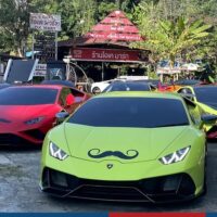 Eine Lamborghini Besitzergruppe in Bangkok und Renazzo Motor Co Ltd führten am Freitag und Samstag (24. – 25. November) eine Gruppe von über 100 Touristen auf einer Tour von Chiang Mai nach Pai in der Provinz Mae Hong Son.