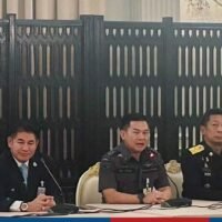 Das Department of Special Investigation (DSI) vermutet, dass Regierungsbeamte in die Fälle illegaler Importe von gefrorenem Schweinefleisch verwickelt waren, was den Interessen thailändischer Landwirte schadete. Das DSI gab außerdem Ermittlungsfortschritte in den Fällen im Zusammenhang mit Aktienmanipulationen bekannt, an denen STARK und MORE beteiligt waren.