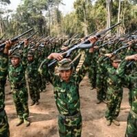 Myanmars Militärjunta hat laut The Irrawaddy online Ausländer, darunter auch Thailänder, als menschliche Schutzschilde im nordöstlichen Shan-Staat eingesetzt, wo der Kampf gegen die Junta und ein ethnisches Bündnis eskaliert. Anstatt sie in ihre jeweiligen Länder zurückzuschicken, schickte die Anti-Menschenhandelseinheit der Junta sie in Militärlager, zitierte das Online Magazin einen Mitarbeiter einer humanitären Organisation. Zu den Ausländern zählten neben Thailändern auch Nepal, Äthiopien und Laos.