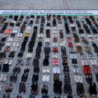 Paar Schuhe, die die im Konflikt zwischen Israel und der palästinensischen islamistischen Gruppe Hamas getöteten Palästinenser symbolisieren, sind am Freitag während einer Solidaritätskundgebung der Palästinenser im Gazastreifen in Seoul, Südkorea, ausgestellt.
