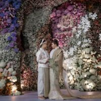 Eine spektakuläre dreitägige Hochzeit fand in Myanmar statt, als Thoon Htet Win Swe und Than Nu San in Mandalay den Bund fürs Leben schlossen. Ein bekannter thailändischer Hochzeitsplaner hatte die Veranstaltung mit Blumen aus drei Ländern arrangiert, sagte Sanook.com gestern.