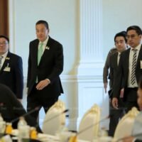 Premierminister Srettha Thavisin, gefolgt vom Gouverneur der Bank of Thailand, Sethaput Suthiwartnarueput (rechts), nimmt letzten Monat an einer Sitzung teil, bei der er den Vorsitz über das 10.000 Baht Geschenkprogramm für digitale Geldbörsen im Regierungsgebäude innehat. (Foto: Chanat Katanyu)