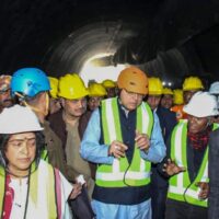 Die Bemühungen zur Evakuierung von Arbeitern, die im eingestürzten Silkyara Pulgaon Tunnel von Uttarkashi eingeschlossen waren, erhielten am Freitag neuen Auftrieb, da am Abend ein mehr als 25 Meter langer Fluchttunnel fertiggestellt war. Eine neue schwere Hochgeschwindigkeitsschneckenmaschine wird bis Samstag per Lufttransport transportiert.